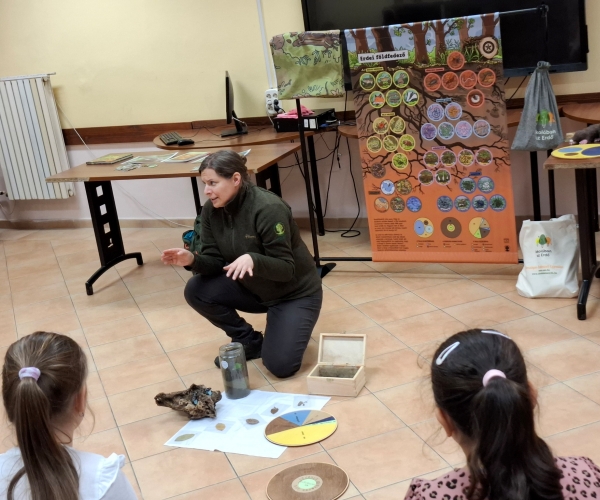 AMIKOR GEMENC MEGY ISKOLÁBA